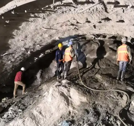莲湖拱顶带模注浆料的施工流程及注意事项